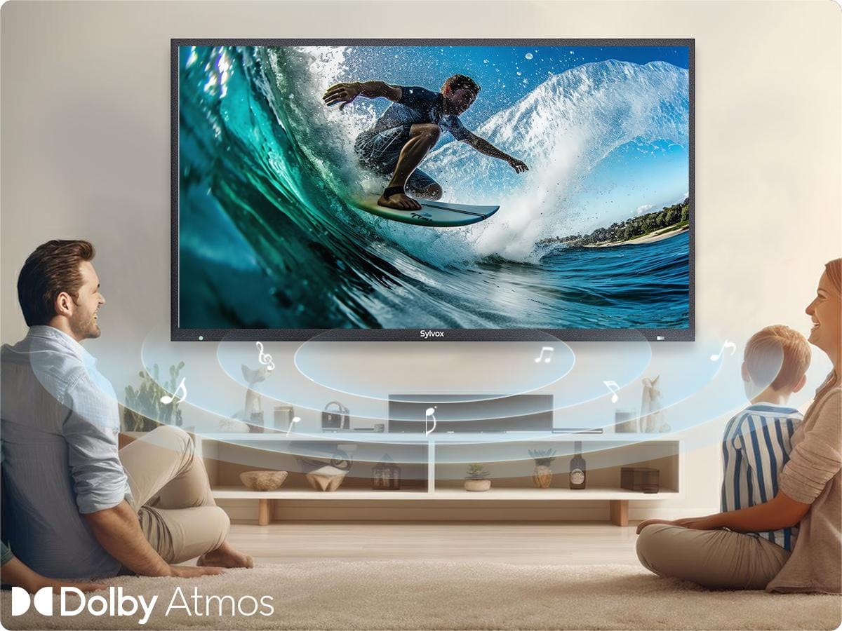 عائلة تستمتع بتجربة صوتية محيطة وغامرة عبر Dolby Atmos على تلفزيون Sylvox